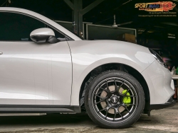 ล้อ Flowforming เบาสุดๆ สีดำขอบเงิน ตัดกับรถสีขาวสวยๆ  สเปค 18x8นิ้ว 5รู113 offset35 รัดยางเดิม 215/50R18 พร้อมด้วยทำสีคาลิปเปอร์สีเขียวสวยเด่นสุดๆ