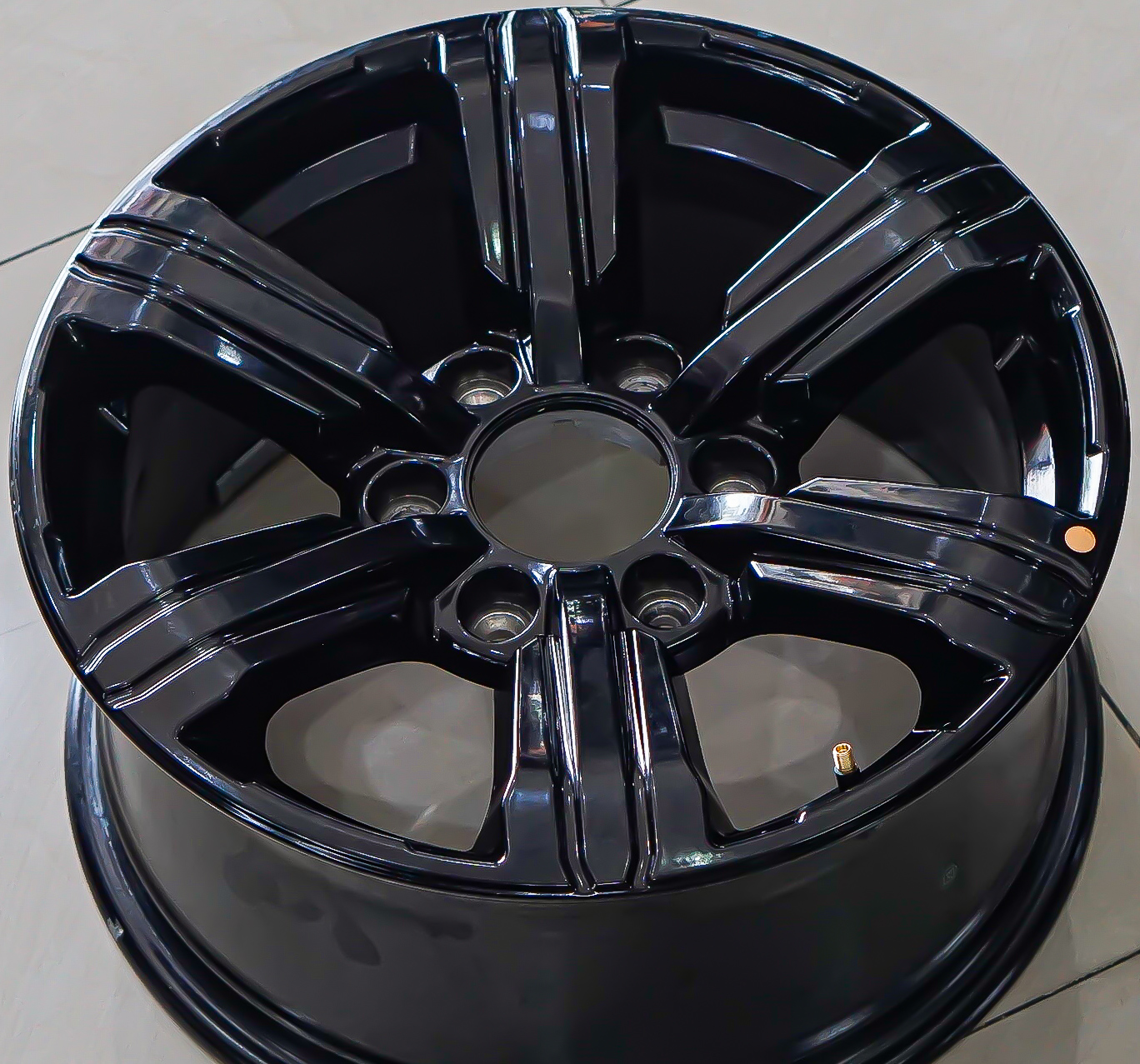 ล้อแม็ก ล้อป้ายแดง Tank300 ขอบ17นิ้ว กว้าง8นิ้ว ET36 6รู139.7 สีดำ (รามอินทรา)(มี1วง)